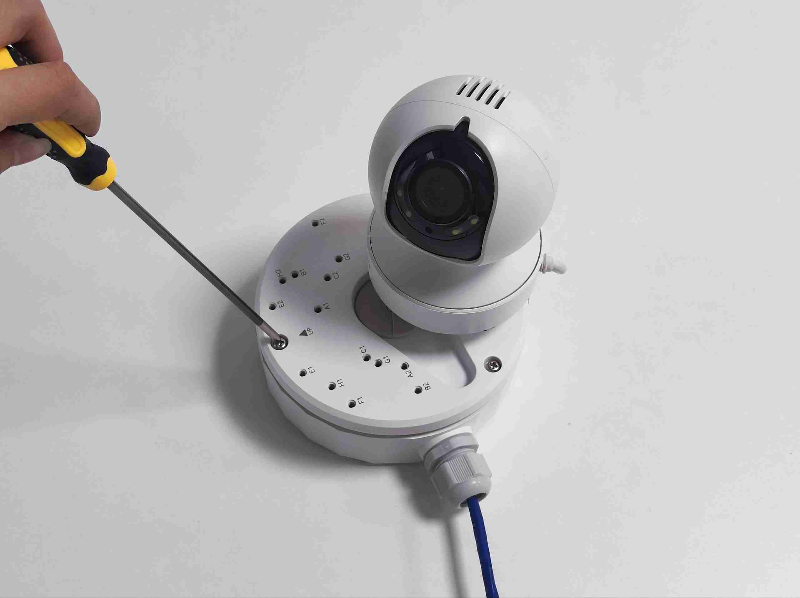 tighten cover of cable gland