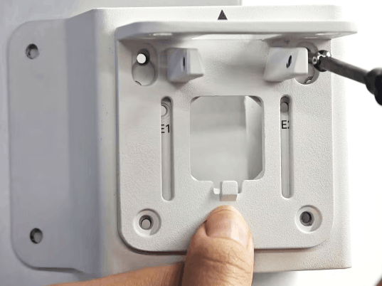 ecure the mounting bracket to the corner bracket